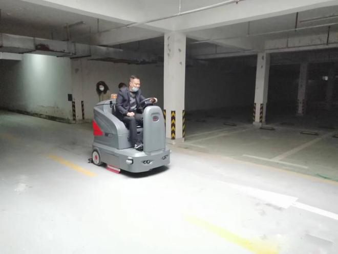 玉林小区物业保洁不用人力改用驾驶式洗地机了